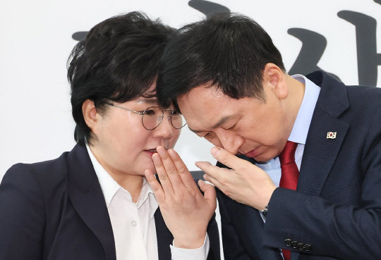 김기현 국민의힘 대표가 27일 국회에서 최고위원회의를 마친 뒤 조수진 최고위원과 대화하고 있다. 연합뉴스